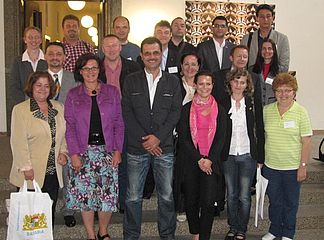 Bild unten: Zufriedene Teilnehmer am Ende einer einwöchigen Tour durch die bayerische Welt der Medizin bei der Verabschiedung im Bayerischen Wirtschaftsministerium